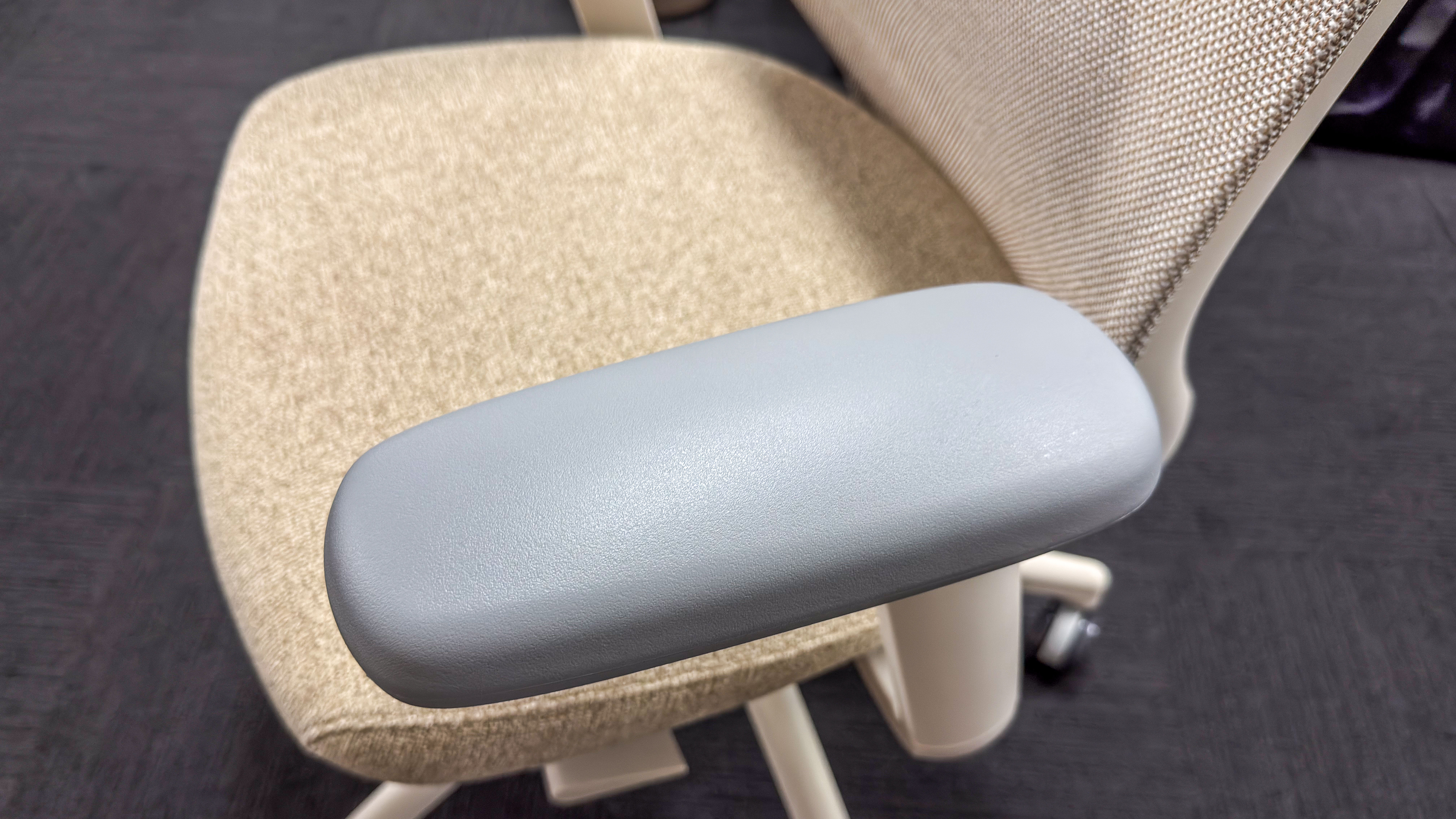 The Desky CoilFlex with the left armrest in focus