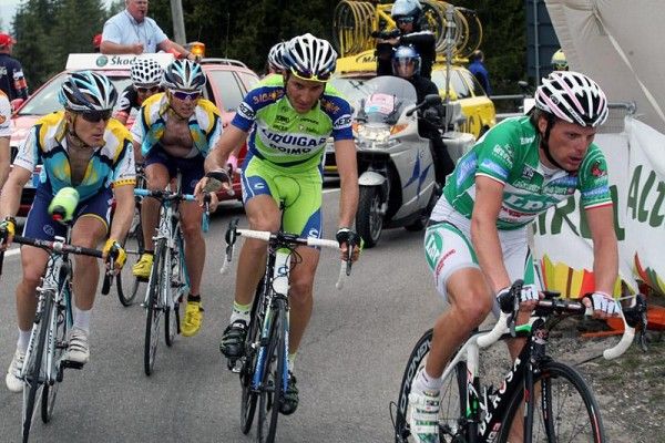 Ivan Basso tosses aside a bottle on the ascent to Alpe di Siusi.