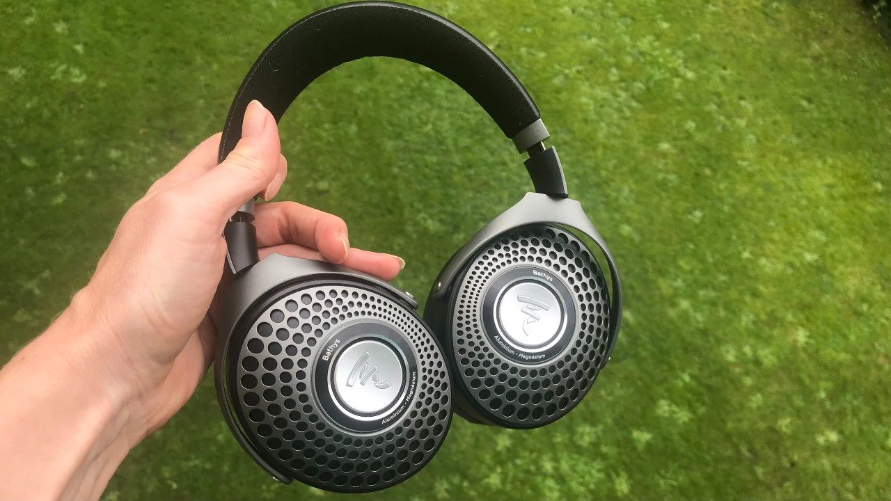 Focal Bathys h&aring;lls upp framf&ouml;r en gr&auml;smatta.
