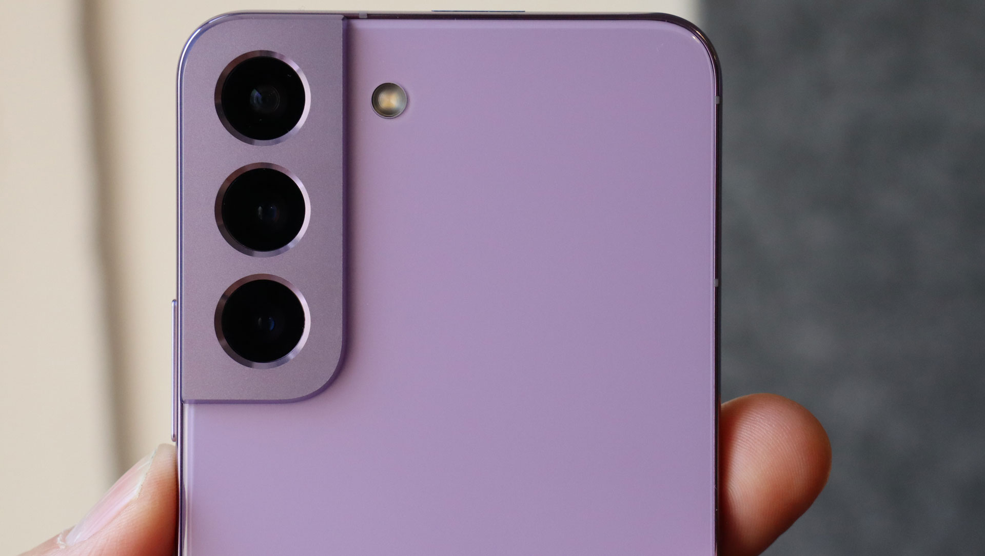 Detail of the Samsung Galaxy S22 Bora Purple