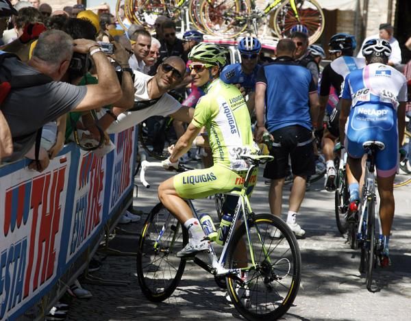Ivan Basso (Liquigas-Cannondale) with a fan.
