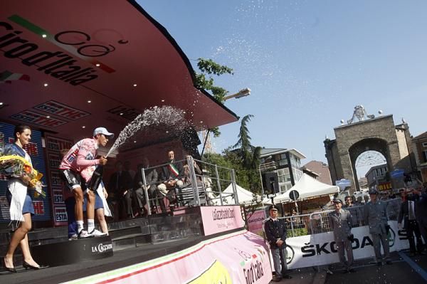 Alberto Contador (Saxo Bank Sungard) opens the champagne.