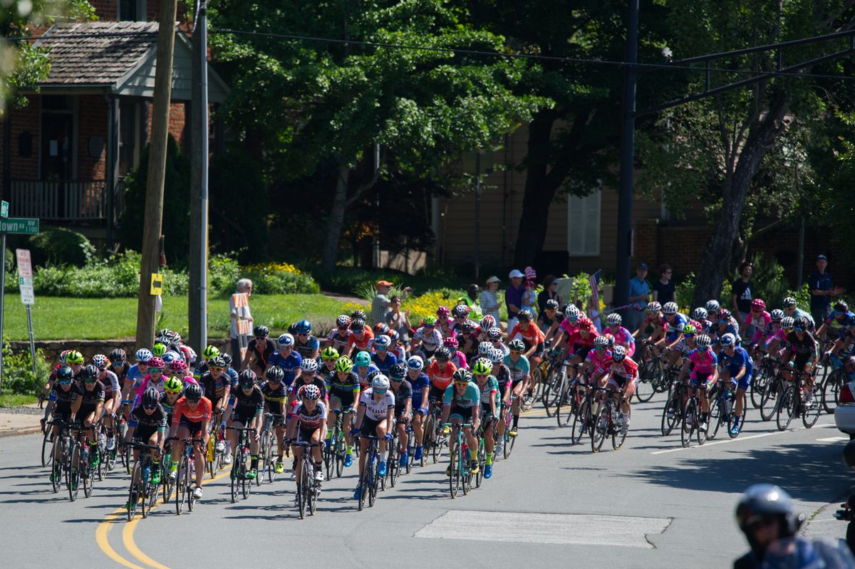 The large field heads out on course