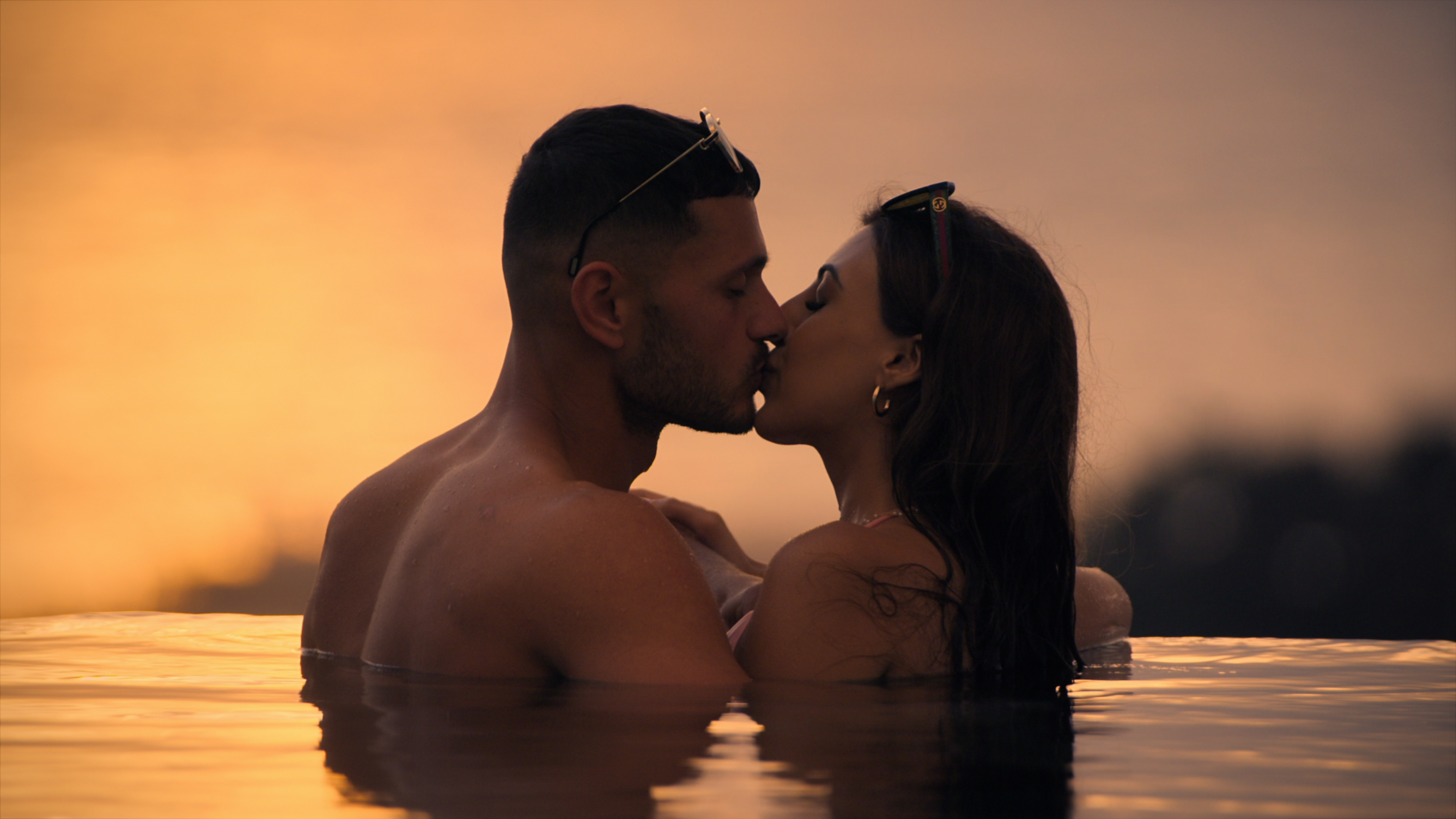 kal and sarover kiss each other in an infinity pool in love is blind uk season 2