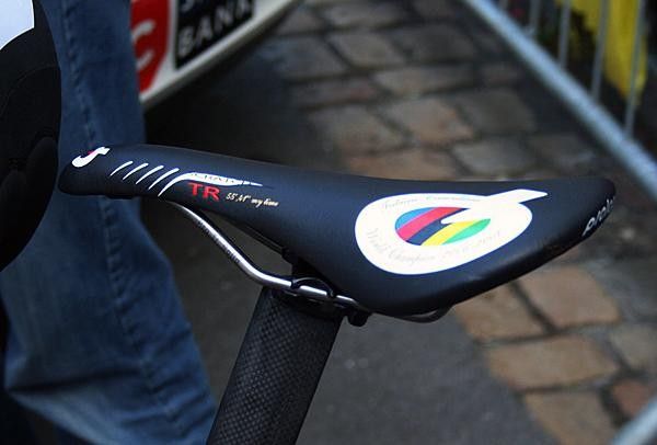 Fabian Cancellara (CSC-Saxo Bank) has a special edition Prologo Scratch TR.