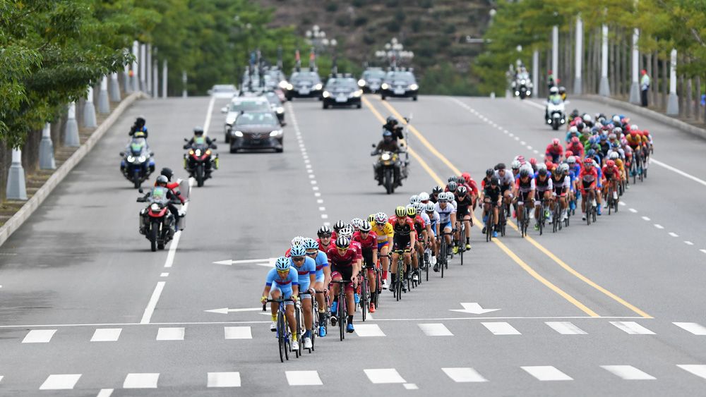 The Tour of Fuzhou peloton spreads across the road