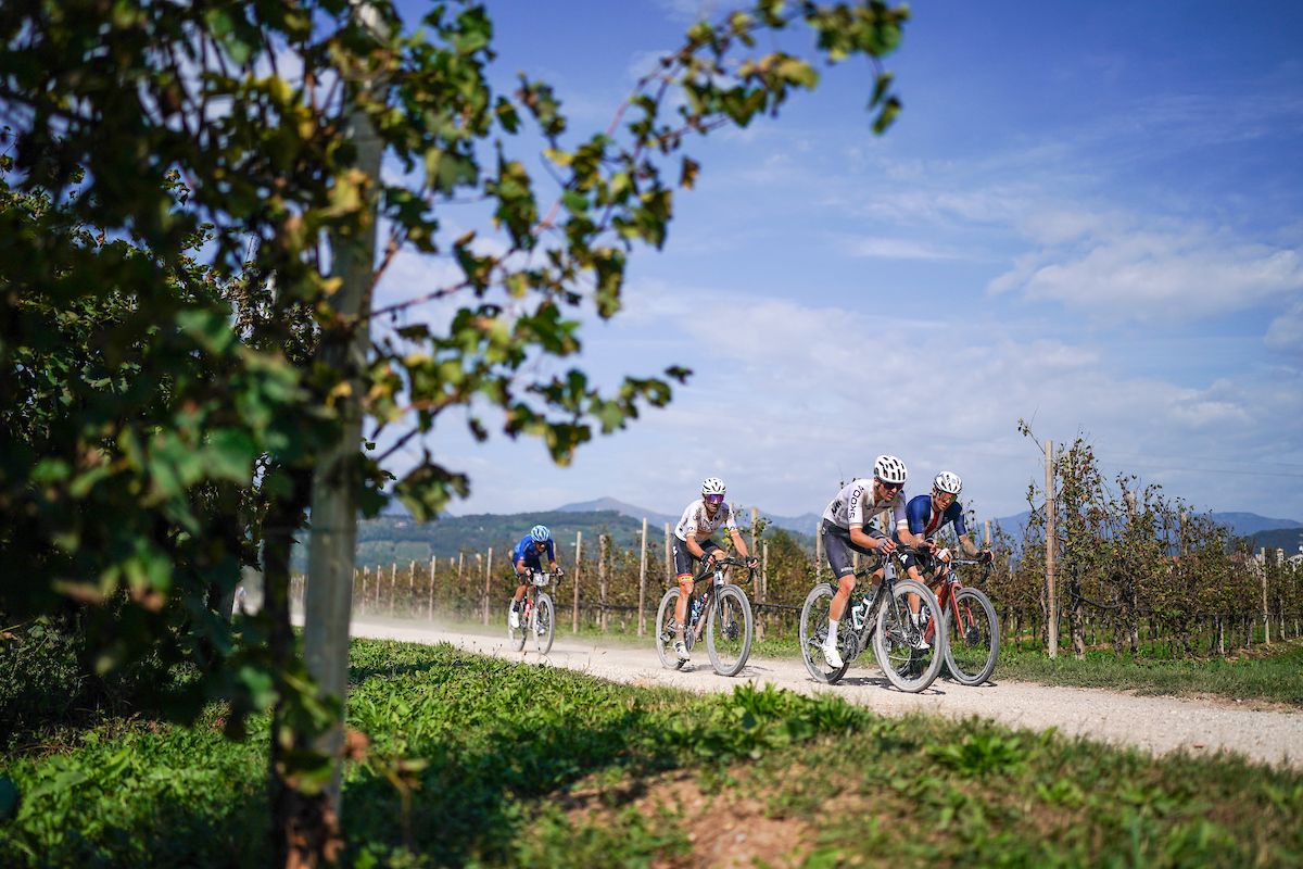 Elite men&rsquo;s field shatters in multiple groups