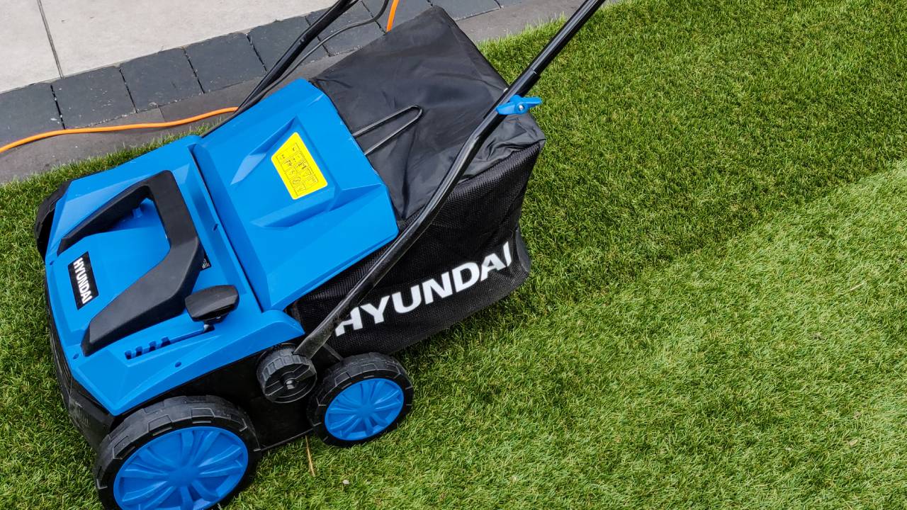 Hyundai 1500W Electric Artificial Grass Sweeper