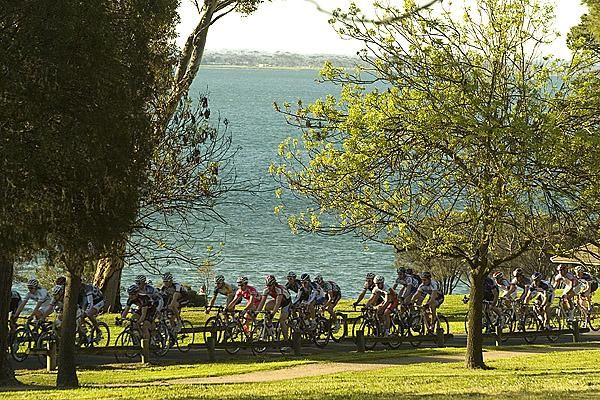 The mens' peloton needed to cover 20 laps of the 2.3 kilometre bayside circuit in Geelong.