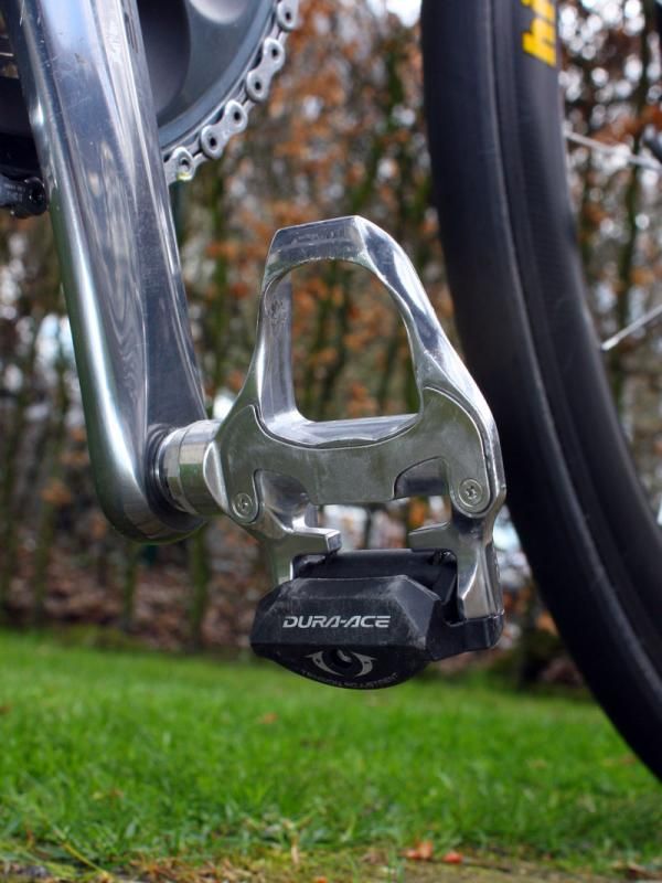 While some of his teammates are testing Shimano's latest carbon-bodied Dura-Ace pedal design, Cavendish sticks with the tried-and-true aluminum version.