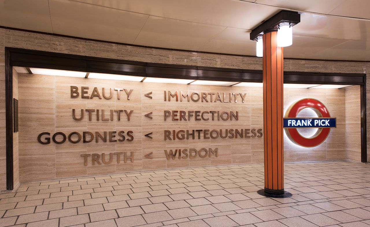 Image of railway station board.