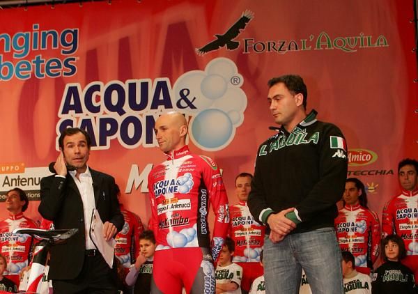 Stefano Garzelli shows the new team kit.