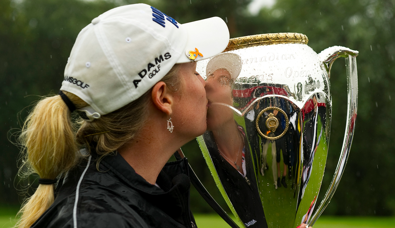 Brittany Lincicome kisses the Canadian Open trophy