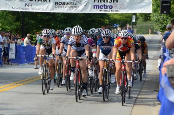 The bunch rolls out.