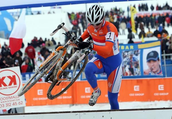 Vos flies over the barriers