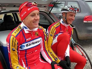 Baden Cooke and Robert Hunter relax before a training ride.