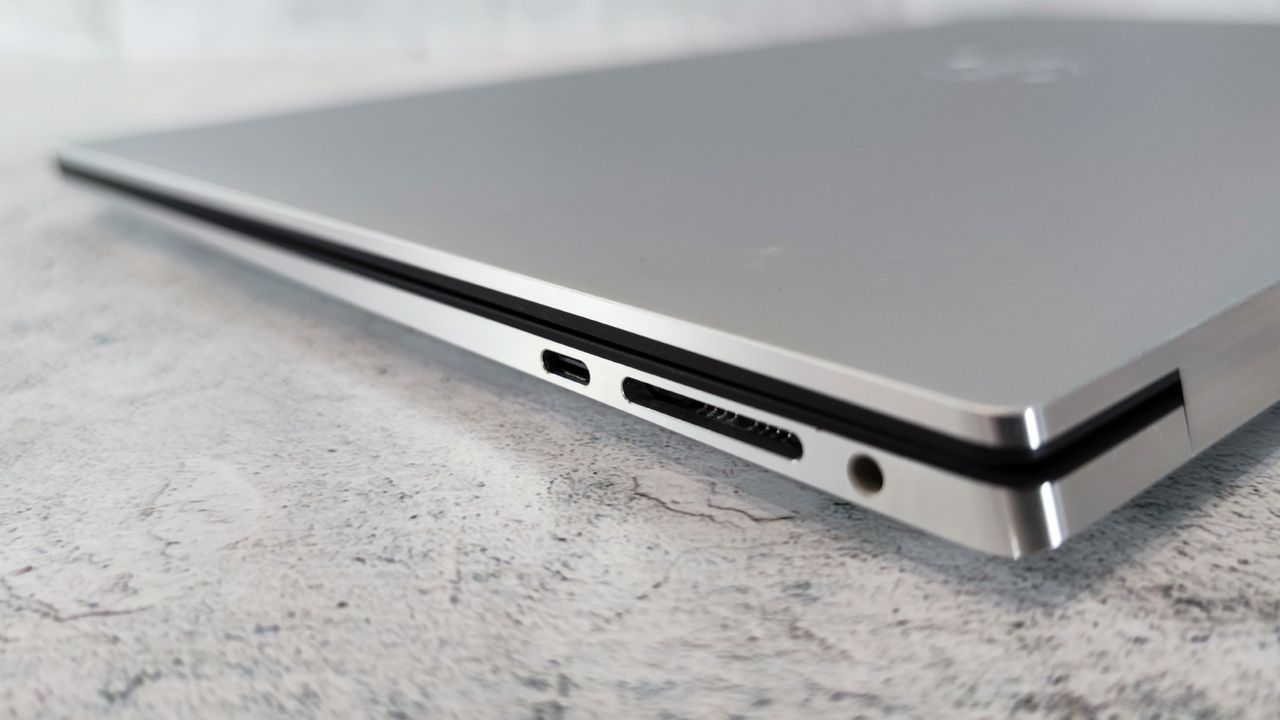 A photograph of the Dell XPS 15's SD card reader