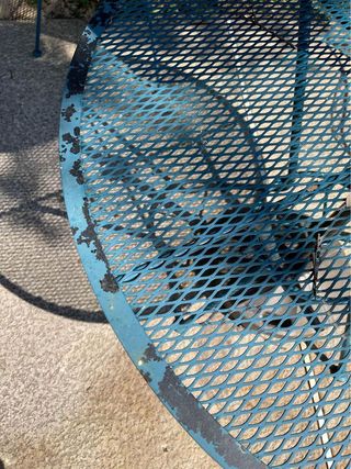 Thrifted iron patio set gets a spray paint makeover