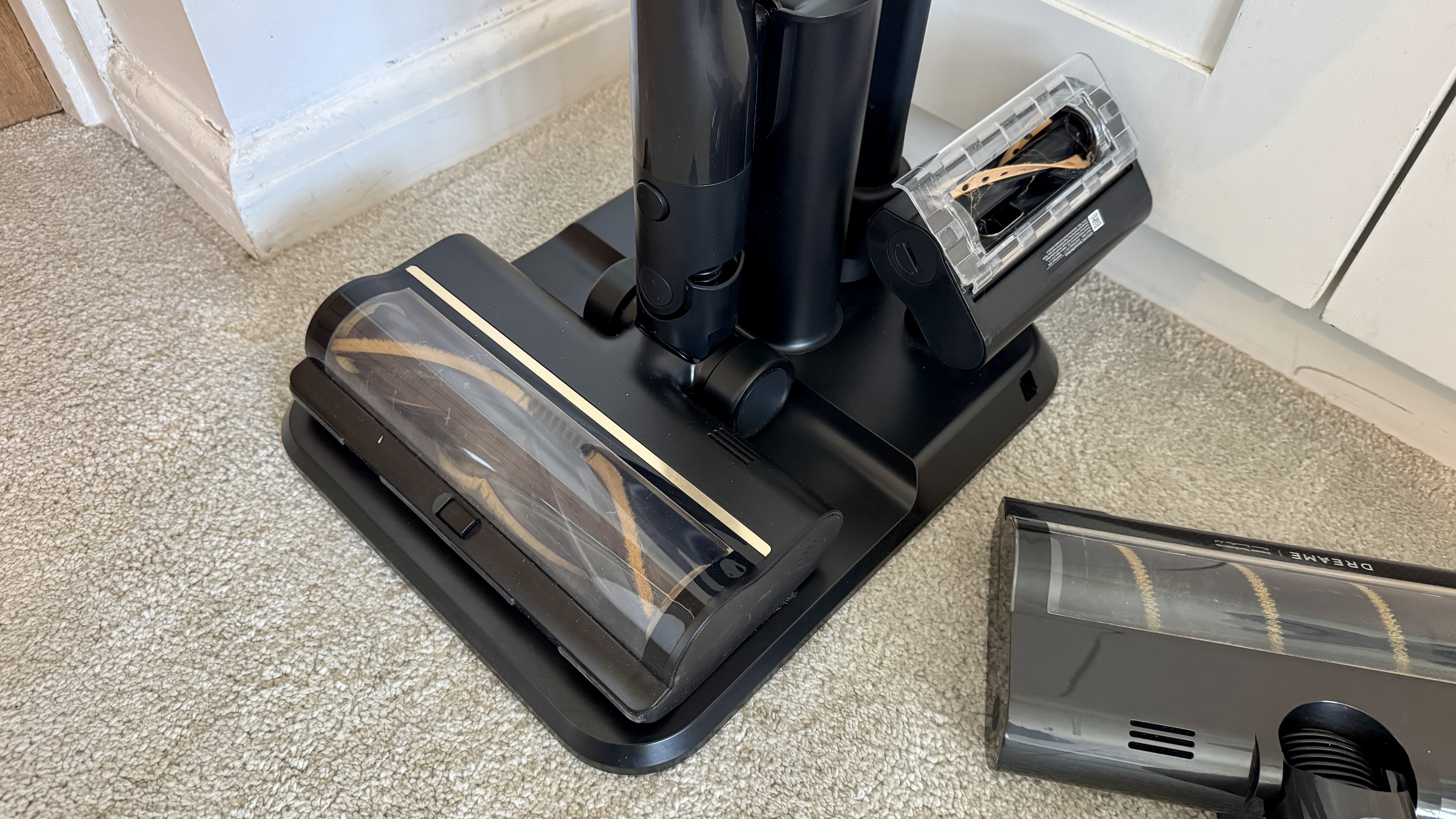 Stand and detail tool storage for Dreame V20 Pro vacuum