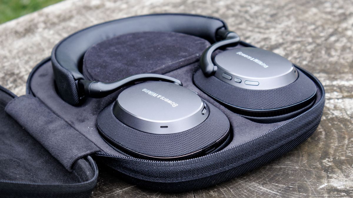 Bowers &amp; Wilkins PX7 S3 inside their protective case
