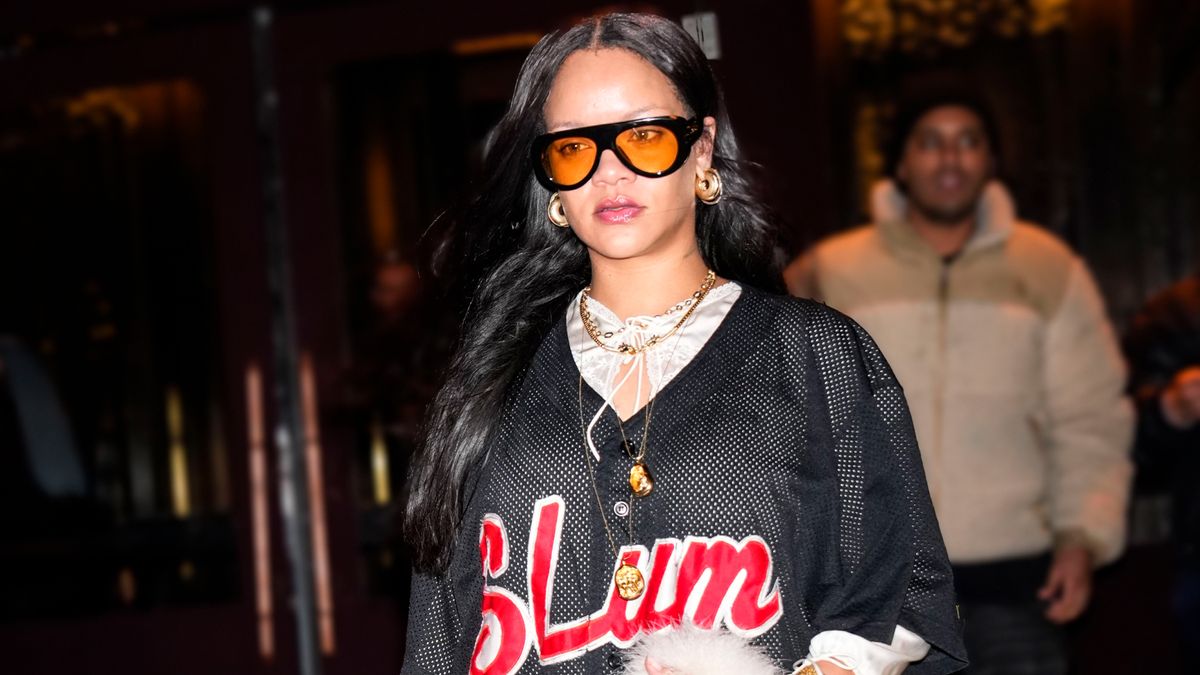 Rihanna hiverne la tendance des bermudas baggy avec des bottes en peau de vache et un sac Louis Vuitton