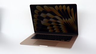 En åpen 15-tommers MacBook Air på et lyst bord.