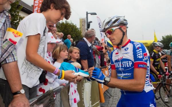 Kevin De Weert signs autographs