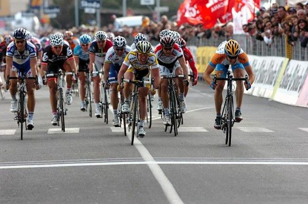 Tyler Farrar (Garmin-Slipstream) out-muscles Mark Cavendish (Columbia-Highroad) to win Tirreno-Adriatico stage three.