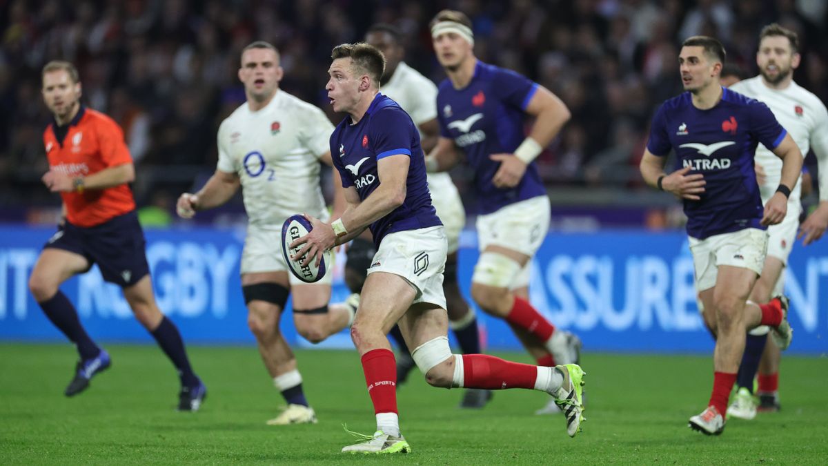 Leo Barre of France runs with the ball during England vs France at the Six Nations 2024