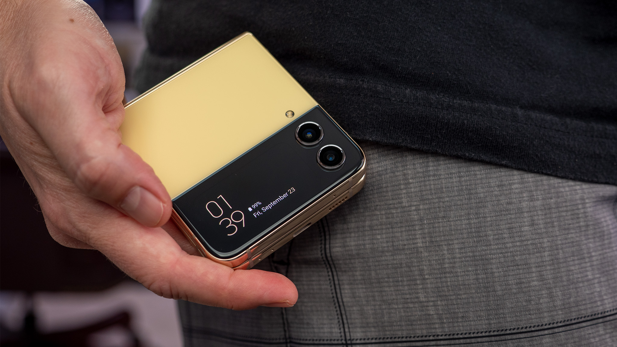 Sarı arka plakalar ve altın süslemeli Samsung Galaxy Z Flip 4 Bespoke Edition