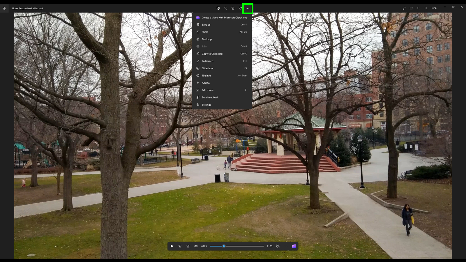 Editar videos en la captura de pantalla de Fotos de Windows con el ícono de tres puntos resaltado en la parte superior