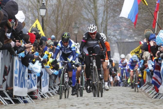 Sensing the danger, Ellen van Dijk (Specialized - lululemon) chases hard to the leaders on Oude Kwaremont