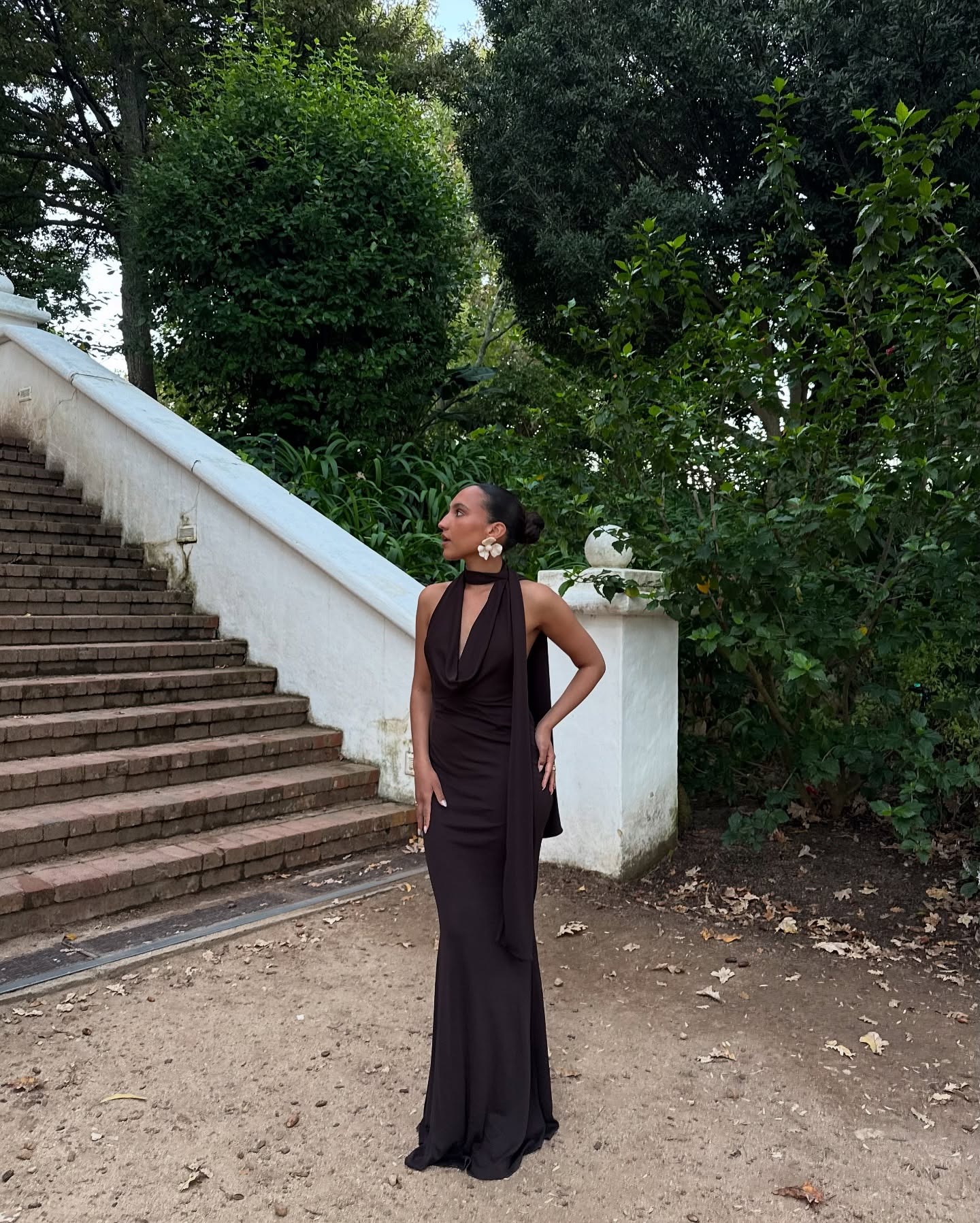 Influencer @ingridedvinsen wears a chocolate brown scarf dress.