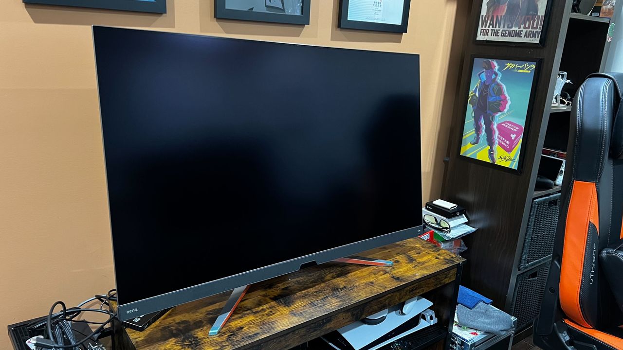 BenQ EX480UZ monitor.