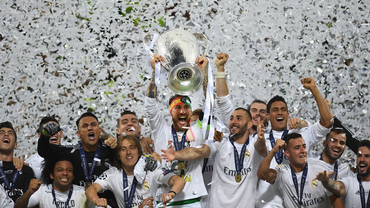 Real Madrid&amp;#039;s Sergio Ramos lifts the Champions League trophy after his team&amp;#039;s victory against Atletico Madrid in Milan