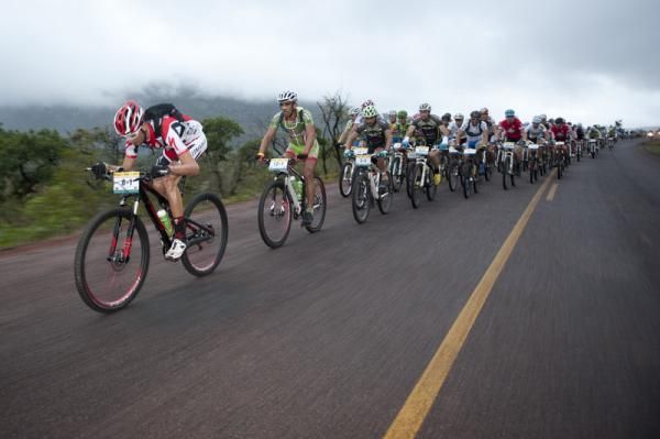 It took a while before the peloton would split up on the tarmac roads.