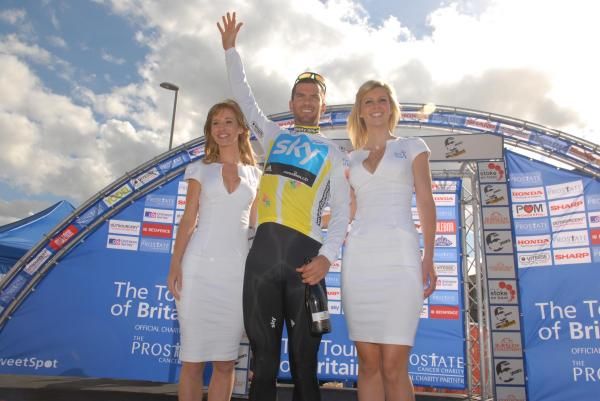 Greg Henderson (Team Sky) takes over the yellow leader's jersey.