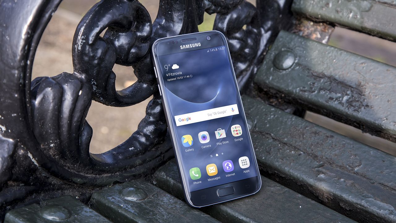 Samsung Galaxy S7 on a bench