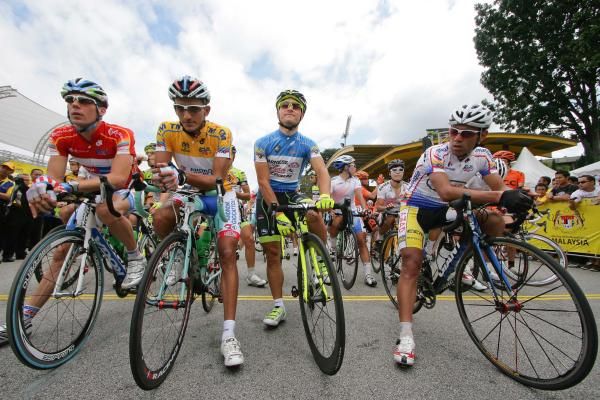 Jonathan Monsalve (Androni Giocattoli) in yellow and Andrea Guardini (Farnese Vini) in the blue points jersey