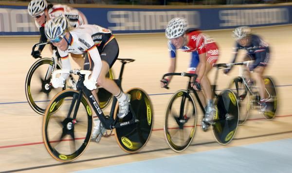 Madeleine Sandig (Germany) puts the pressure on in the women's points race.