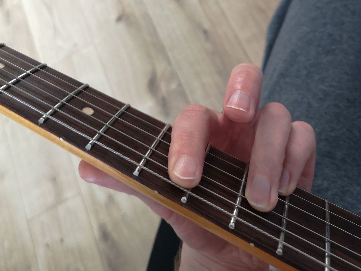 How to play an E chord on guitar
