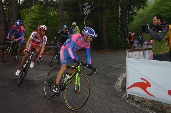 Michele Scarponi (Lampre-ISD) corners ahead of Rodriguez