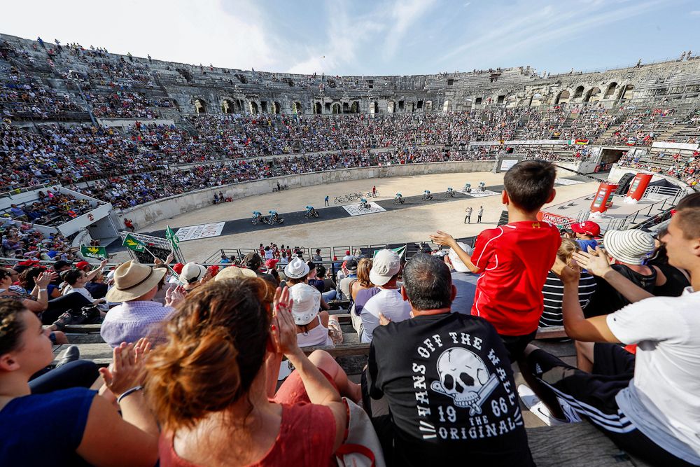 Fans enjoy the start in the Nimes arena