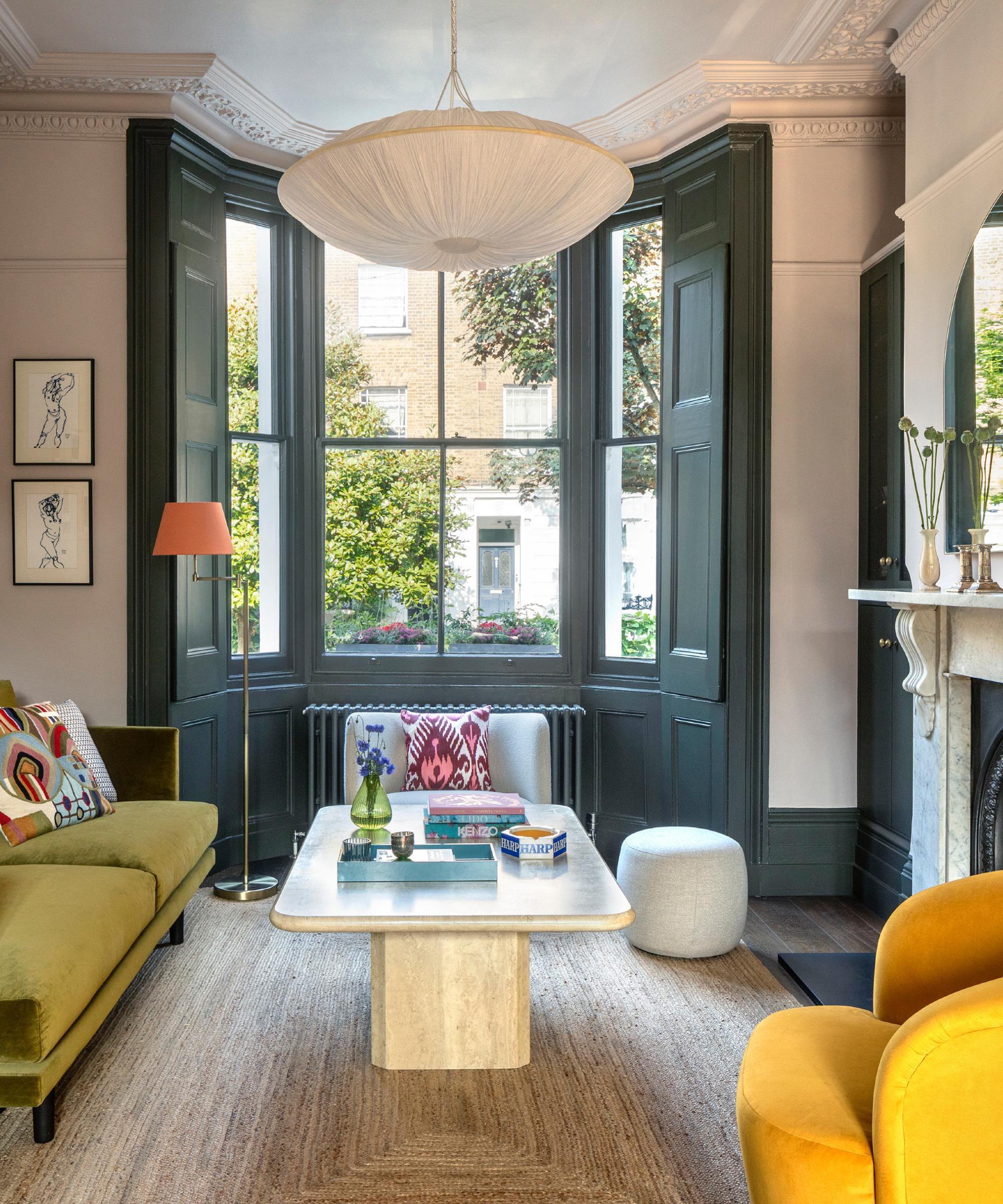 salon avec baie vitrée peinte Down Pipe, fauteuil jaune, canapé vert, tapis en fibre de coco, table basse en marbre