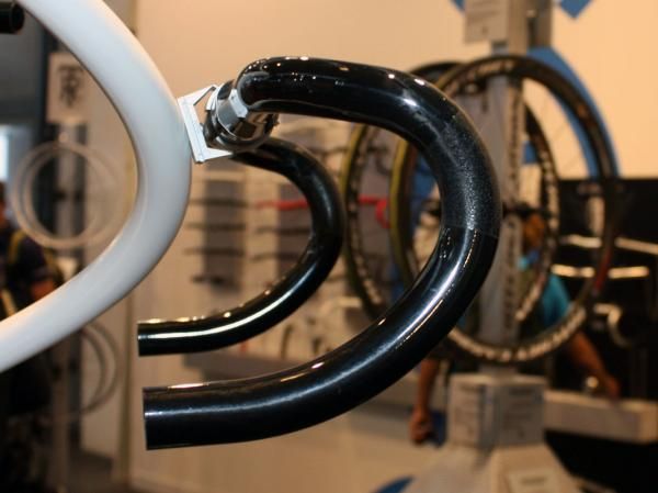 Ritchey's latest Curve bend features semi-anatomic drops and a relatively short reach.