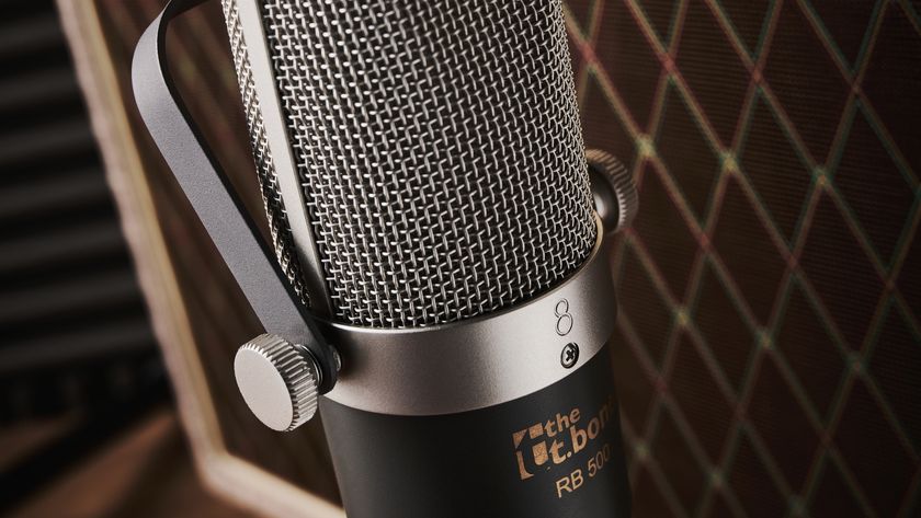 The t.bone RB 500 ribbon microphone in front of a guitar amp