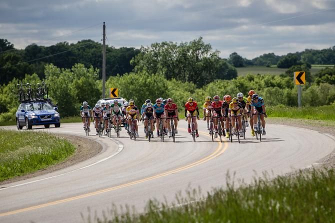 Small groups start to form as the race splits