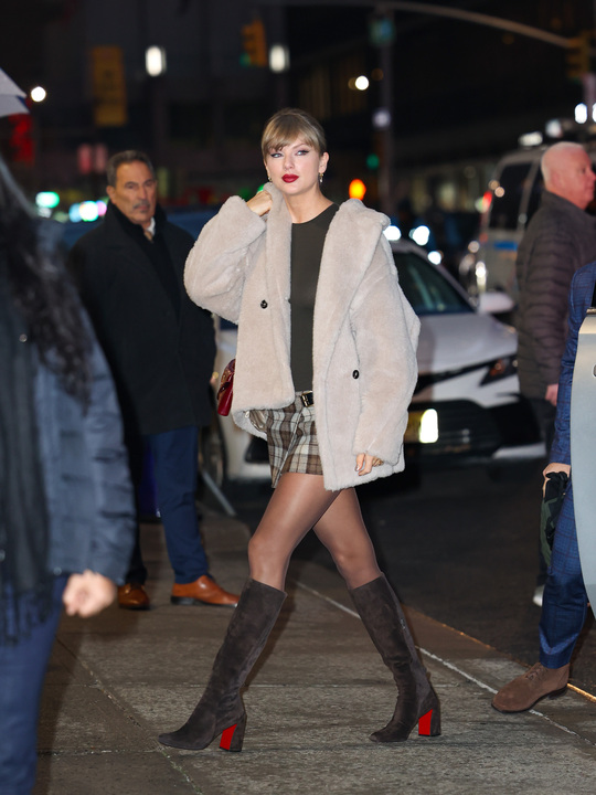 Taylor Swift arriving to the late show with stephen colbert