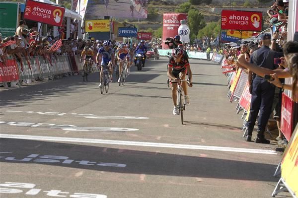 Alejandro Valverde (Caisse d'Epargne) sprints to the line