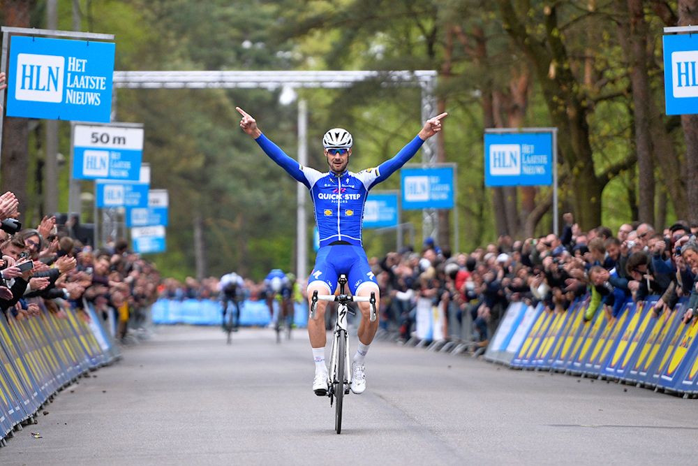 Boonen salutes the crowd at the end of the race at the 'Tom Says Thanks' event.